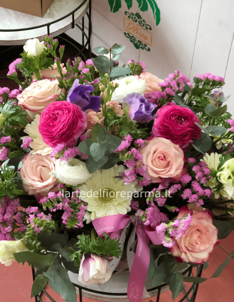 Cesto con fiori primaverili.